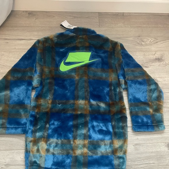 NwT Nike Sportswear Women's Oversized Faux Fur Jacket Plaid - Picture 8 of 9